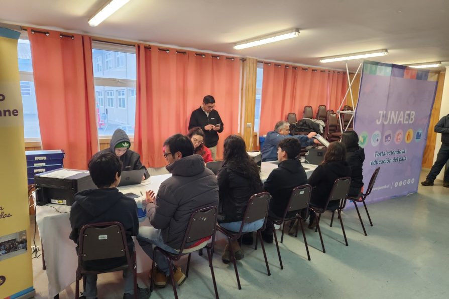 Entrega de Computadores del Programa Becas TIC en Cochrane