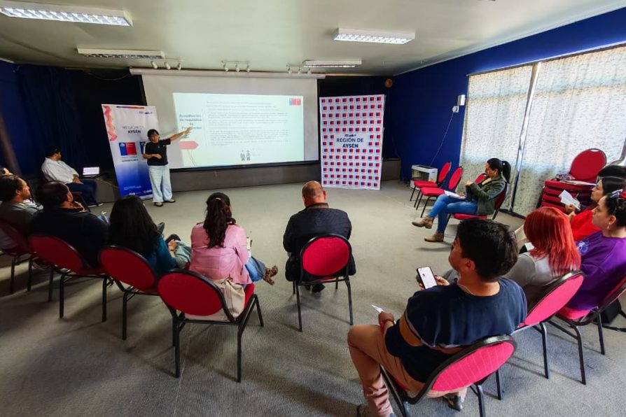 Seremi del Deporte participa en capacitación con dirigentes en Cochrane sobre Fondeporte