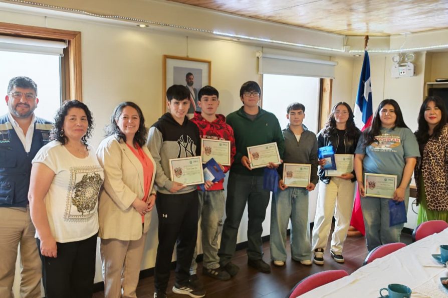 GOBIERNO Y AUTORIDADES PROVINCIALES RECONOCEN A ESTUDIANTES DESTACADOS EN LA PAES 2025