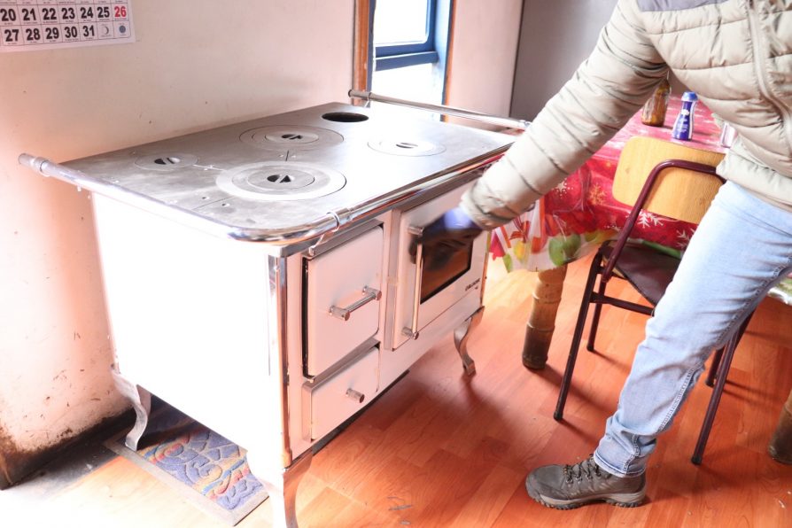 APOYO A LA HABITABILIDAD Y EMPRENDIMIENTO LOCAL: DELEGACIÓN PRESIDENCIAL PROVINCIAL DE CAPITÁN PRAT ENTREGA COCINA A LEÑA A VECINA DEL SECTOR LOS ÑADIS